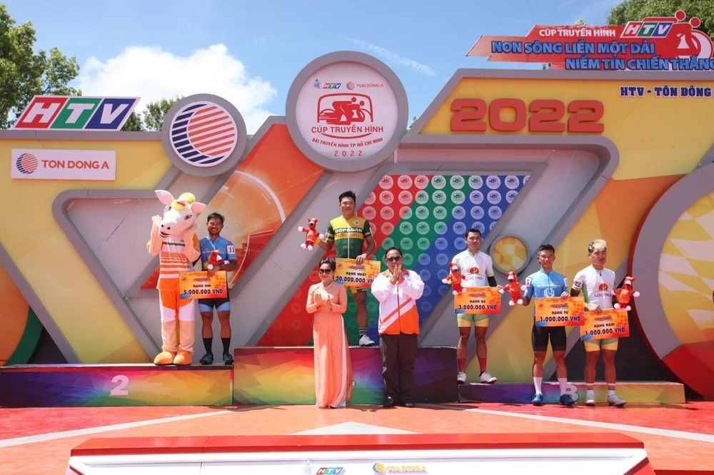 Bà Nguyễn Thị Ngọc Quỳnh, đại diện nhà tài trợ Tôn Đông Á trao giải cho 5 VĐV về nhất chặng. ẢNH: PHẠM HUY