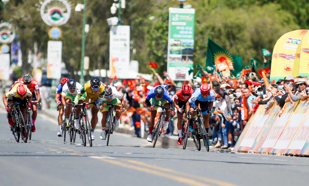 Những chiến binh tốc độ tung nước rút trước vạch đích.