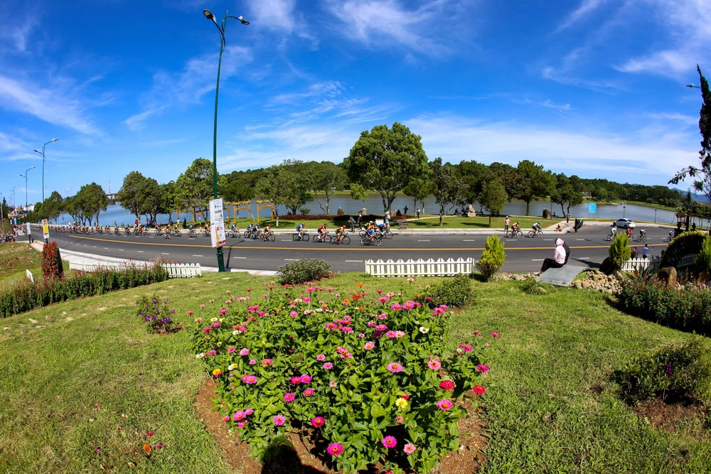 Các tay đua thi đấu tổng cộng 10 vòng quanh hồ Xuân Hương.