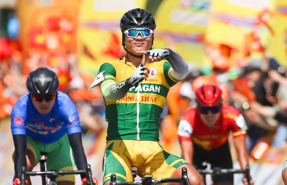 Chiến thắng ở chặng 21 không còn giúp Tuấn Kiệt cạnh tranh áo xanh chung cuộc. ẢNH: PHẠM HUY