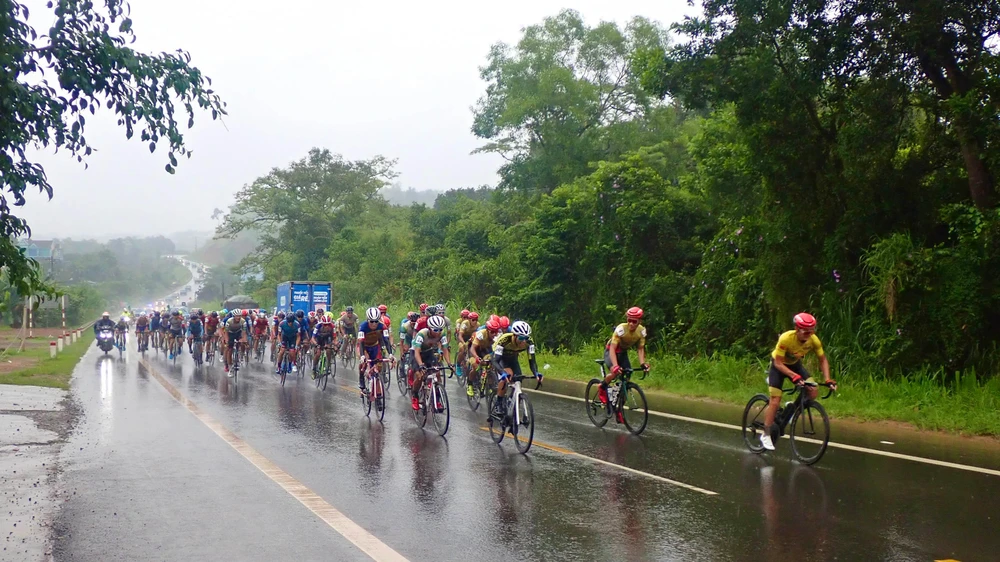 Các tay đua dầm mưa suốt 99 km hành trình chặng 22.