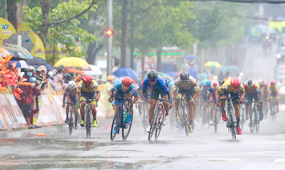 Các tay đua tung nước rút tại mức đến TP Bảo Lộc.