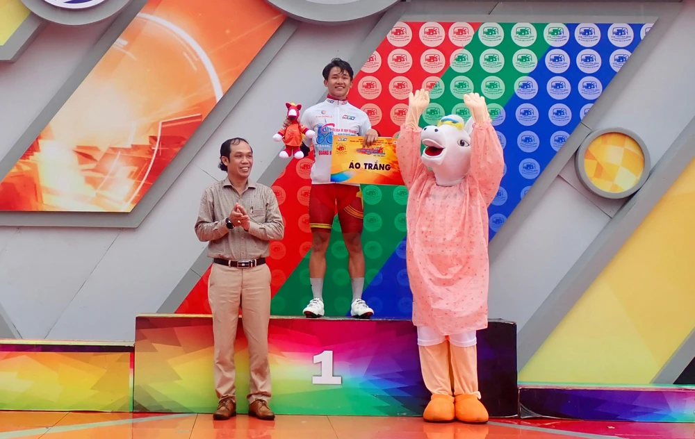 Phạm Lê Xuân Lộc nhận giải áo trắng sau 22 chặng.