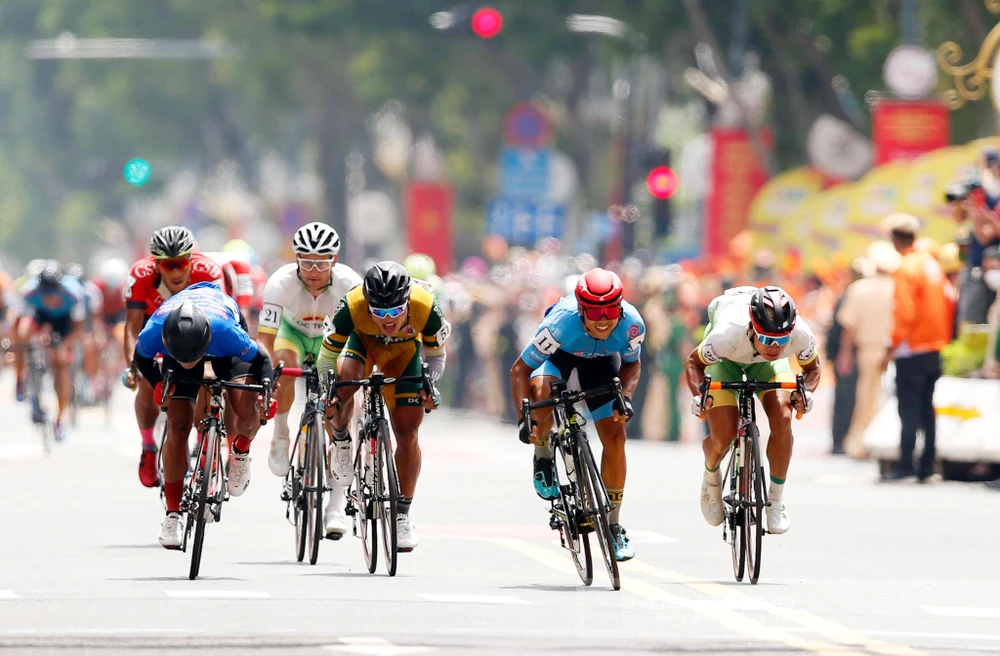 Lê Nguyệt Minh (11) nhanh chân hơn các đối thủ tại mức đến chặng cuối.