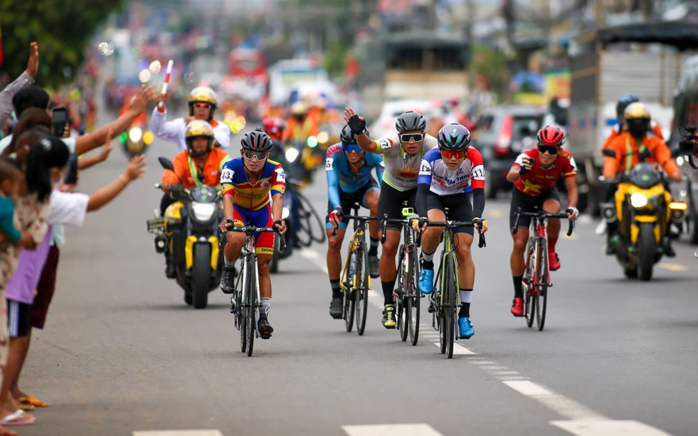 Năm tay đua bứt phá đi tốp đầu sau hiệu lệnh xuất phát. Trong số này, Quốc Khang, Trịnh Đức Tâm và Minh Trí đều có khả năng đánh chiếm ngôi đồng đội đang thuộc quyền kiểm soát của đội TP.HCM Vinama.