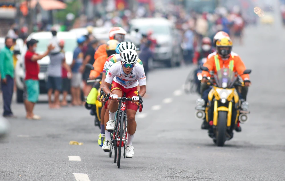 Sau khi Trịnh Đức Tâm giành chiến thắng sprint 1, áo trắng Phạm Lê Xuân Lộc bứt phá cùng hai tay đua nữa về đích. Cả ba cùng có một mục tiêu, giành chiến thắng chặng cuối.