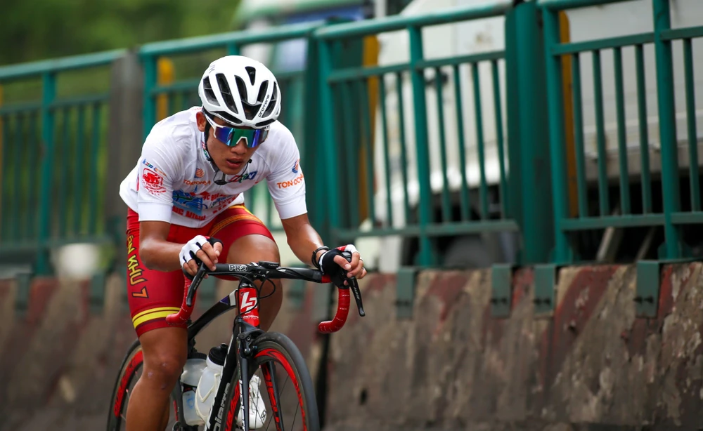 Áo trắng Phạm Lê Xuân Lộc (Quânkhu 7) nỗ lực tạo đột biến bằng chiến thắng nhưng bị đoàn đông nhập lại khi còn cách mức đến vài km.