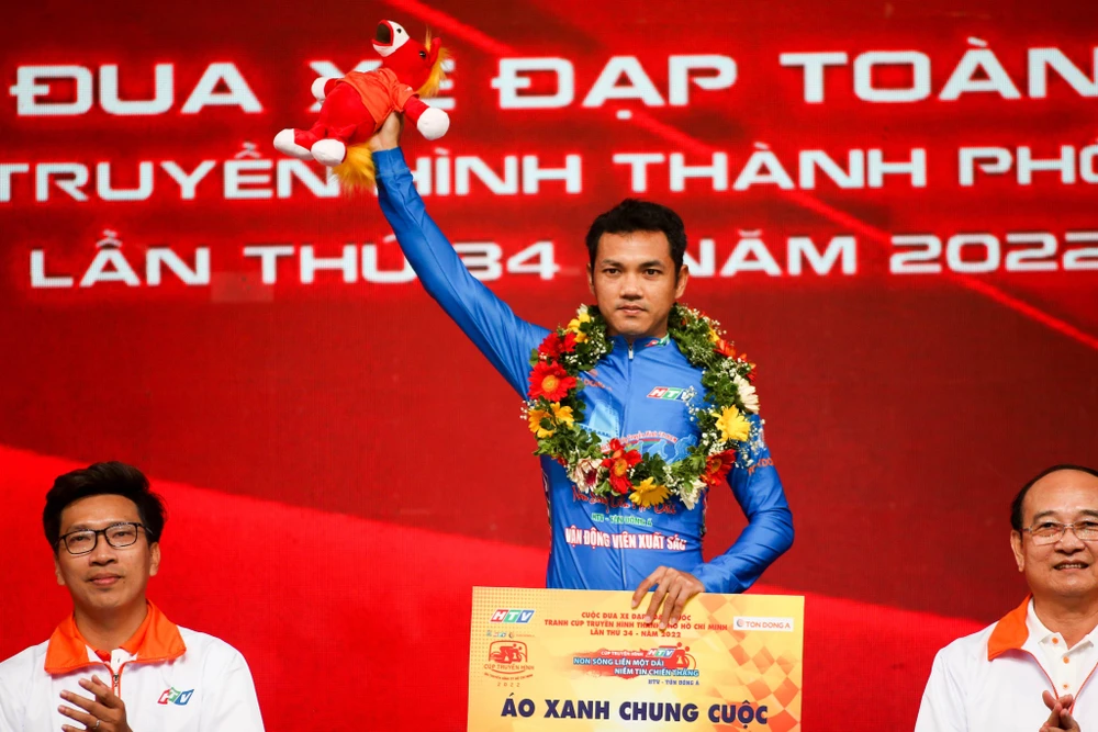 Tay đua Nguyễn Tấn Hoài (Tập Đoàn Lộc Trời) lần thứ 3 liên tiếp đoạt áo xanh.