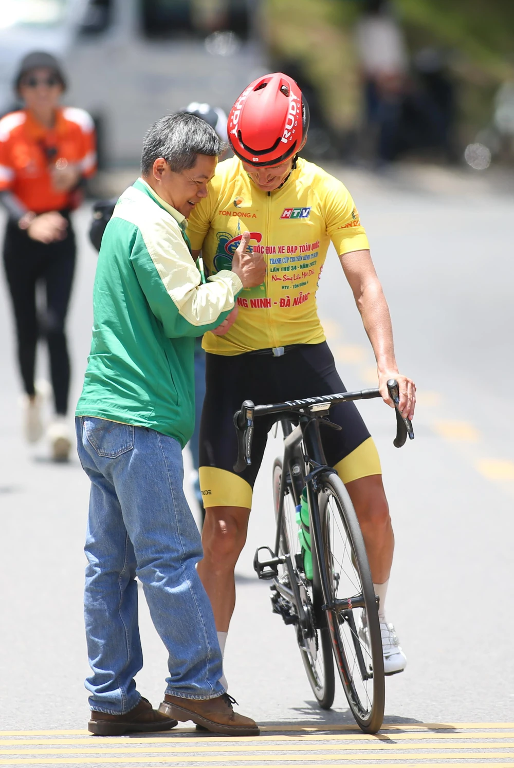 HLV Đỗ Thành Đạt chúc mừng Igor sau màn độc diễn giành chiến thắng tại mức đến TP Đà Lạt. ẢNH: PHẠM HUY HLV Đỗ Thành Đạt chúc mừng Igor sau màn độc diễn giành chiến thắng tại mức đến TP Đà Lạt. ẢNH: PHẠM HUY