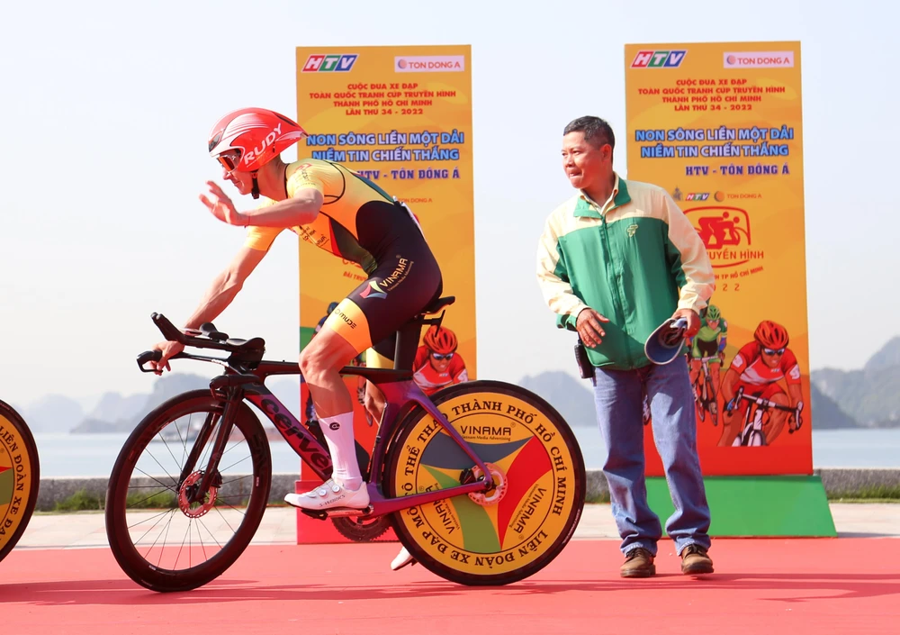 Tay đua người Nga thắng chặng mở màn, đua cá nhân tính giờ tại TP Hạ Long. ẢNH: PHẠM HUY Tay đua người Nga thắng chặng mở màn, đua cá nhân tính giờ tại TP Hạ Long. ẢNH: PHẠM HUY