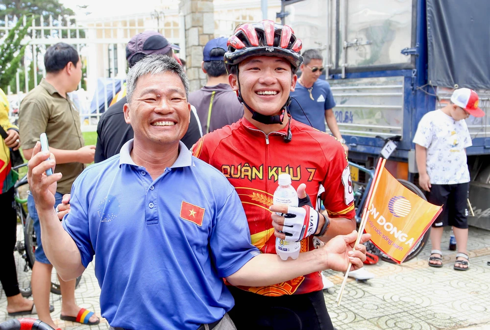 Ông Thượng - ba của Lộc tự hào chia vui với con trai tại mức đến Đà Lạt. Ông Thượng - ba của Lộc tự hào chia vui với con trai tại mức đến Đà Lạt.