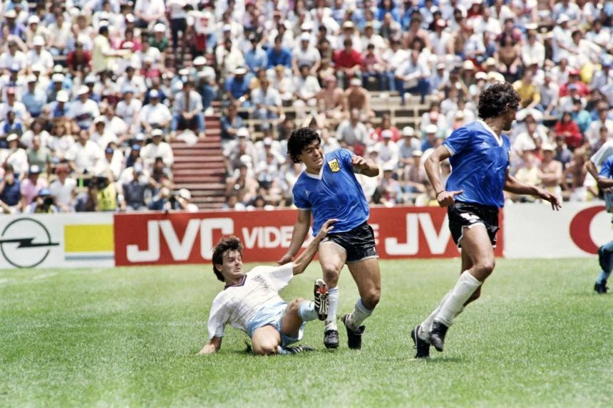 Trung vệ Steev Hodge trong một pha tranh chấp với Maradona tại trận tứ kết World Cup 1986. ẢNH: AFP