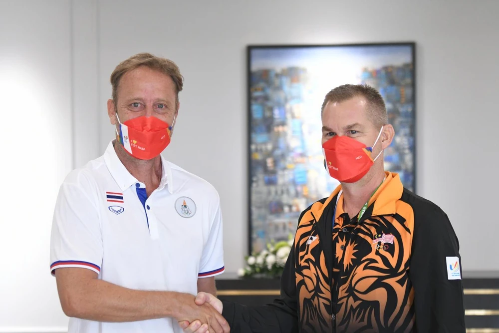 HLV Polking và HLV Maloney bắt tay trước trận đấu bảng B. ẢNH: BKP