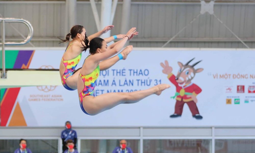 Cú nhảy tuyệt đẹp giúp Phương Mai - Hồng hạnh tạo nên bất ngờ với chiếc HCB. ẢNH: MQ