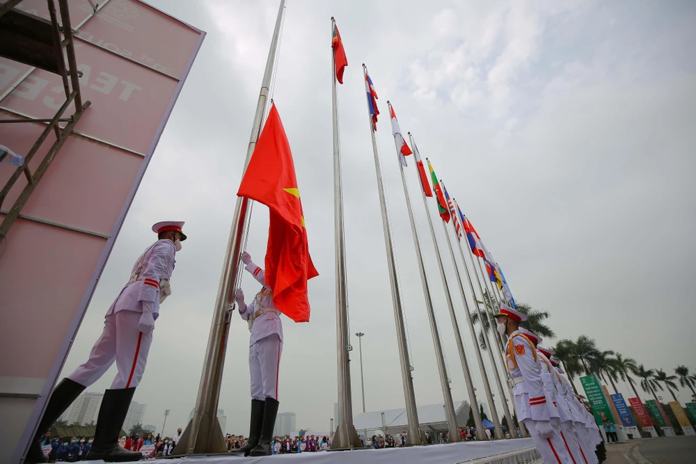 Quốc kỳ Việt Nam tung bay sáng 11-5 tại Khu Liên hợp thể thao Mỹ Đình - Hà Nội. ẢNH: ANH PHƯƠNG