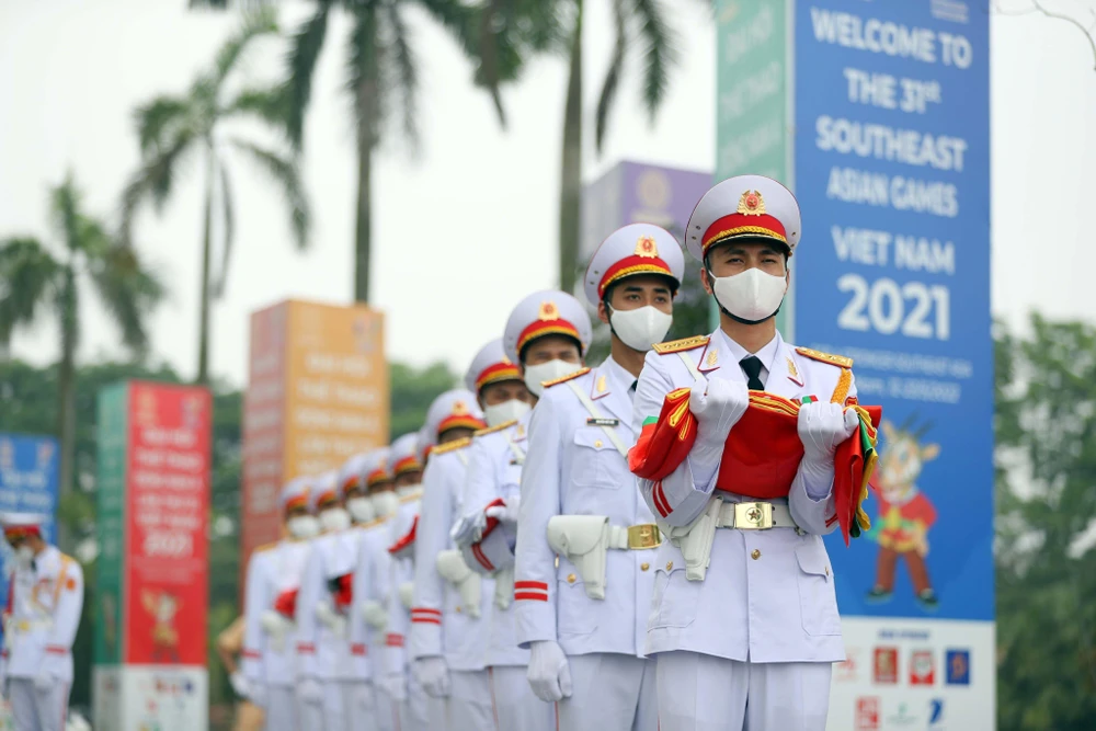 Theo thông lệ tại các kỳ Đại hội thể thao lớn của khu vực, châu lục và thế giới, Lễ thượng cờ được tổ chức nhằm mục đích thể hiện sự có mặt của các quốc gia tham dự và chào đón các đoàn thể thao đến tham dự SEA Games 31, khích lệ tinh thần thi đấu của các VĐV. ẢNH: ANH PHƯƠNG