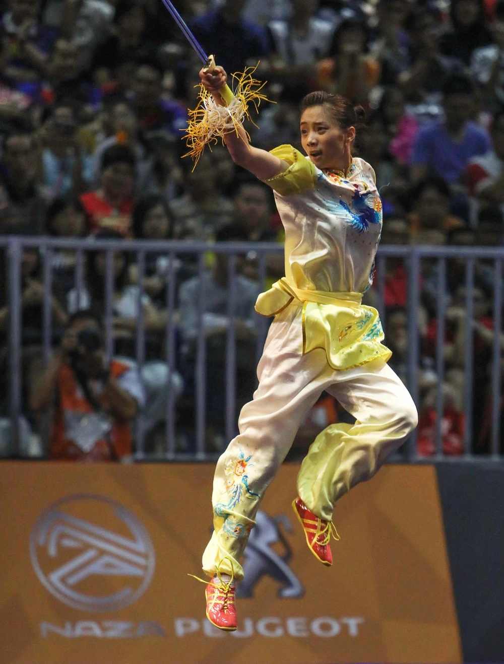 "Đả nữ" Dương Thúy Vi trong bài biểu diễn kiếm thuật. ẢNH: PHẠM HUY