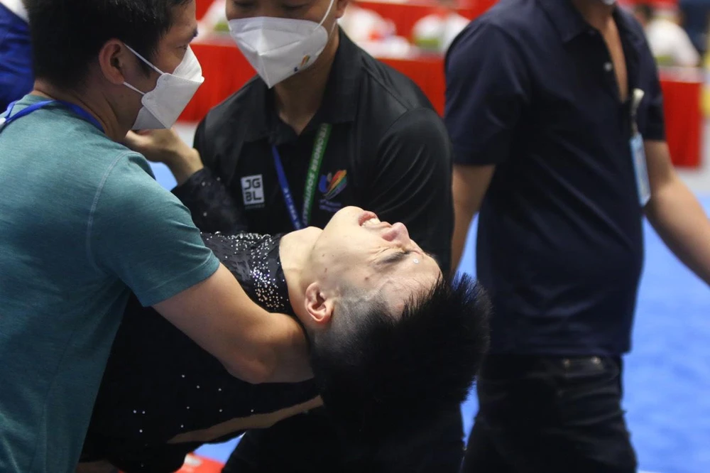 ...và sớm rời thảm đấu khi bài thi của anh chưa kết thúc. ẢNH: ANH PHƯƠNG