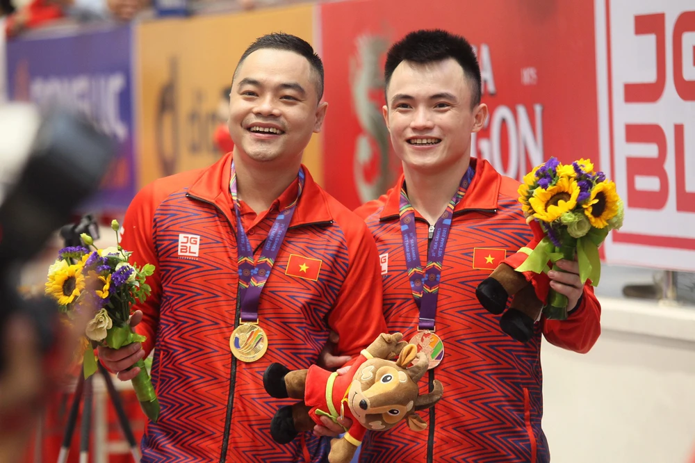Quốc Khánh và đồng đội giành HCĐ Nông Văn Hữu. ẢNH: QUÝ LƯỢNG