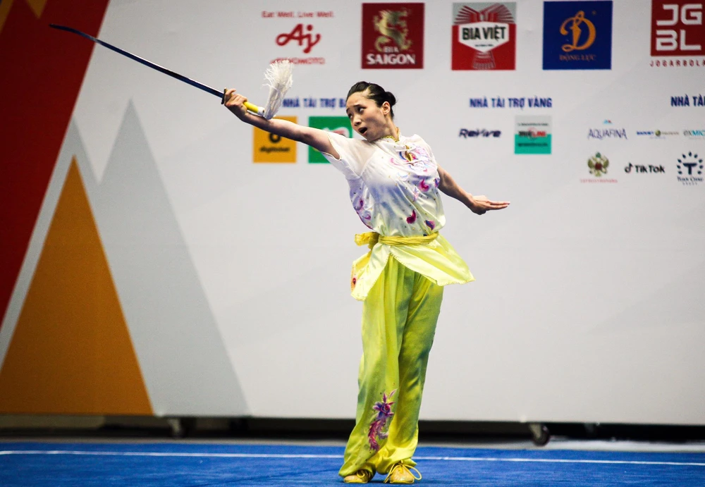 Dương Thúy Vi thể hiện thần thái cực tốt trong bài thi kiếm thuật nữ. ẢNH: QUÝ LƯỢNG