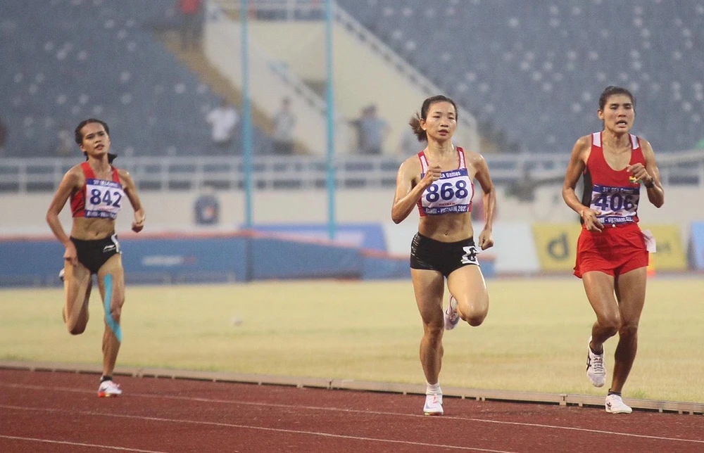 Nguyễn Thị Oanh tăng tốc về đích giành HCV cự ly 5.000 m nữ. ẢNH: QUÝ LƯỢNG