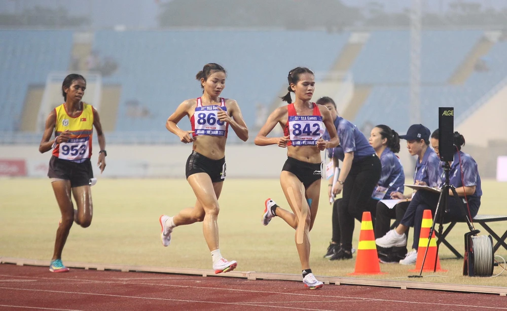 Hồng Lệ (842), Nguyễn Thị Oang (868) bắt vòng đối thủ Đông Timor. ẢNH: QUÝ LƯỢNG