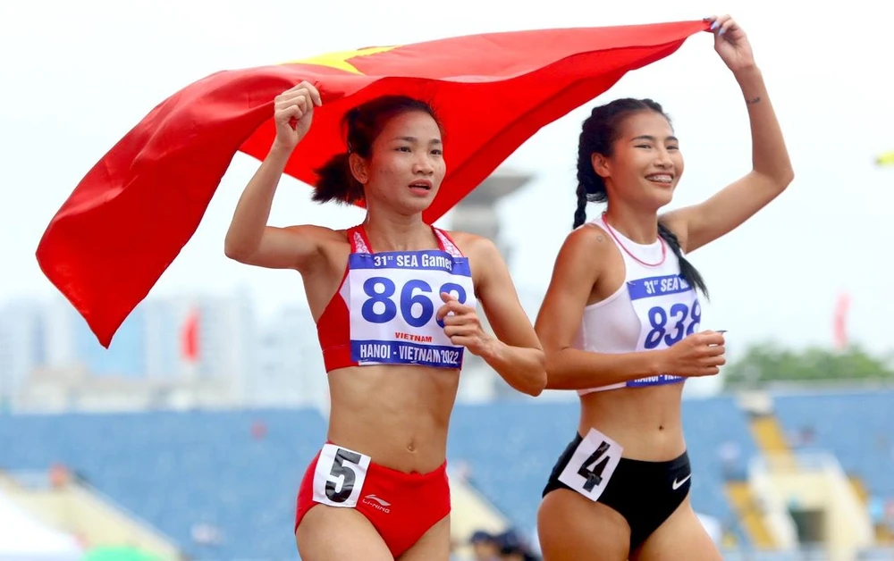 Nguyễn Thị Oanh ăn mừng chiến thắng cùng động đội Khuất Phương Anh. ẢNH: ANH PHƯƠNG