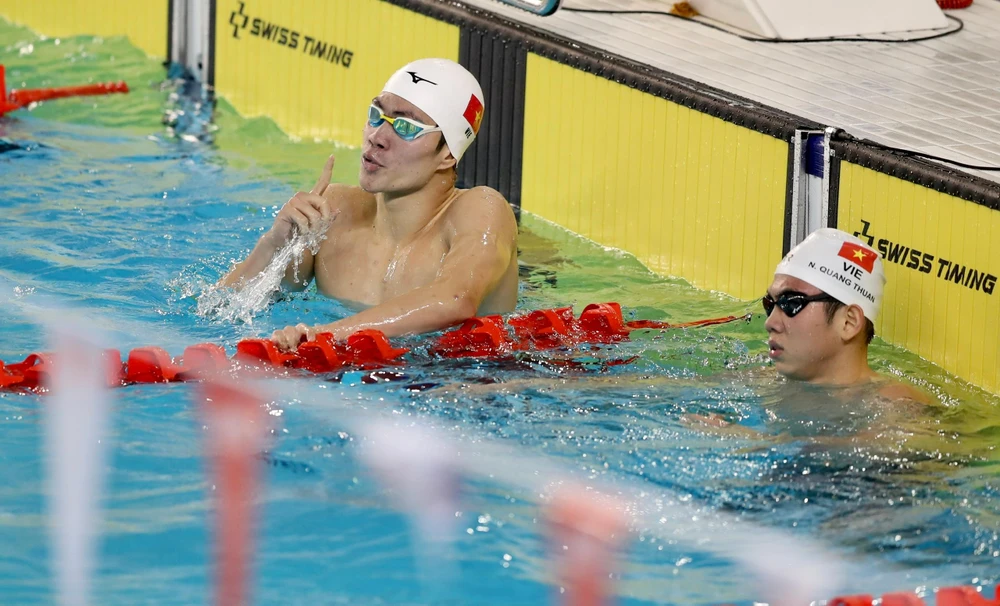 Hưng Nguyên giành HCV và Nguyễn Quang Thuấn đoạt HCB cự ly 400 m hỗn hợp nam. ẢNH: ANH PHƯƠNG