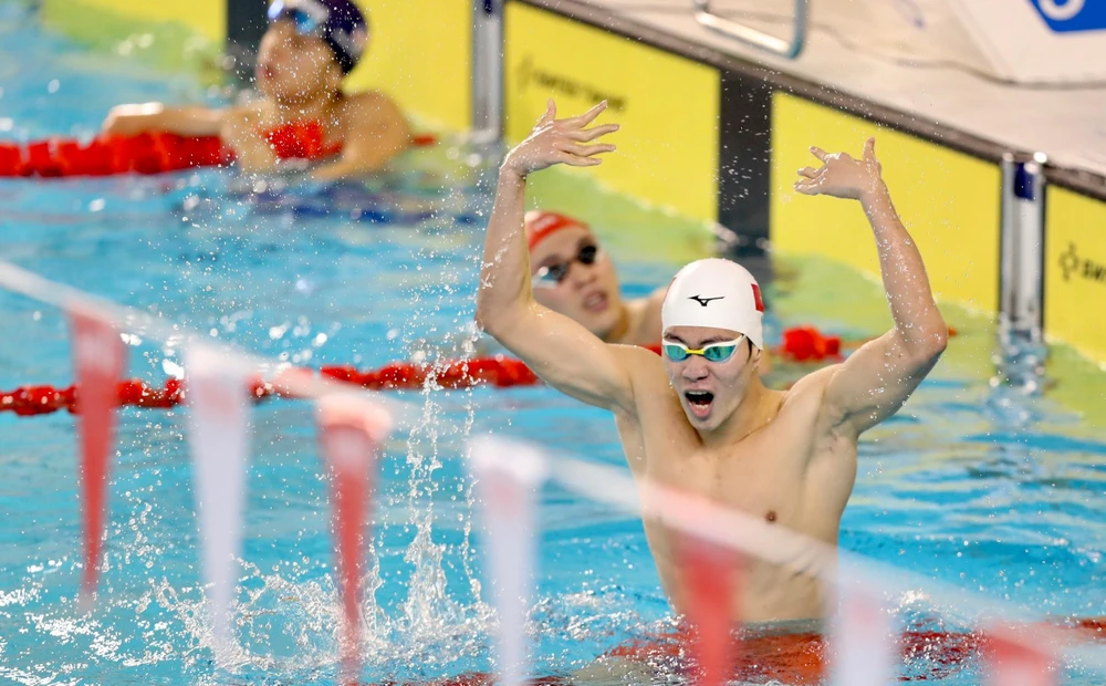 Kình ngư 19 tuổi Trần Hưng Nguyên phấn khích sau khi thiết lập kỷ lục SEA Games mới. ẢNH: ANH PHƯƠNG