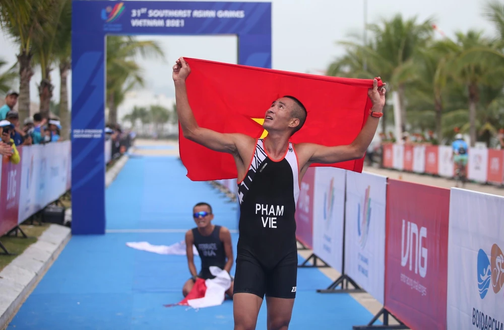 Đối thủ người Indoensia tức tưởi sau khi để thua Tiến Sản ở vạch đích. ẢNH: ANH PHƯƠNG