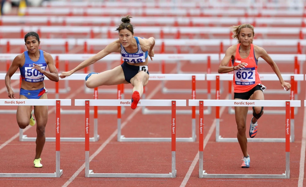 Trước đó ở cự ly 100 m vượt rào nữ.