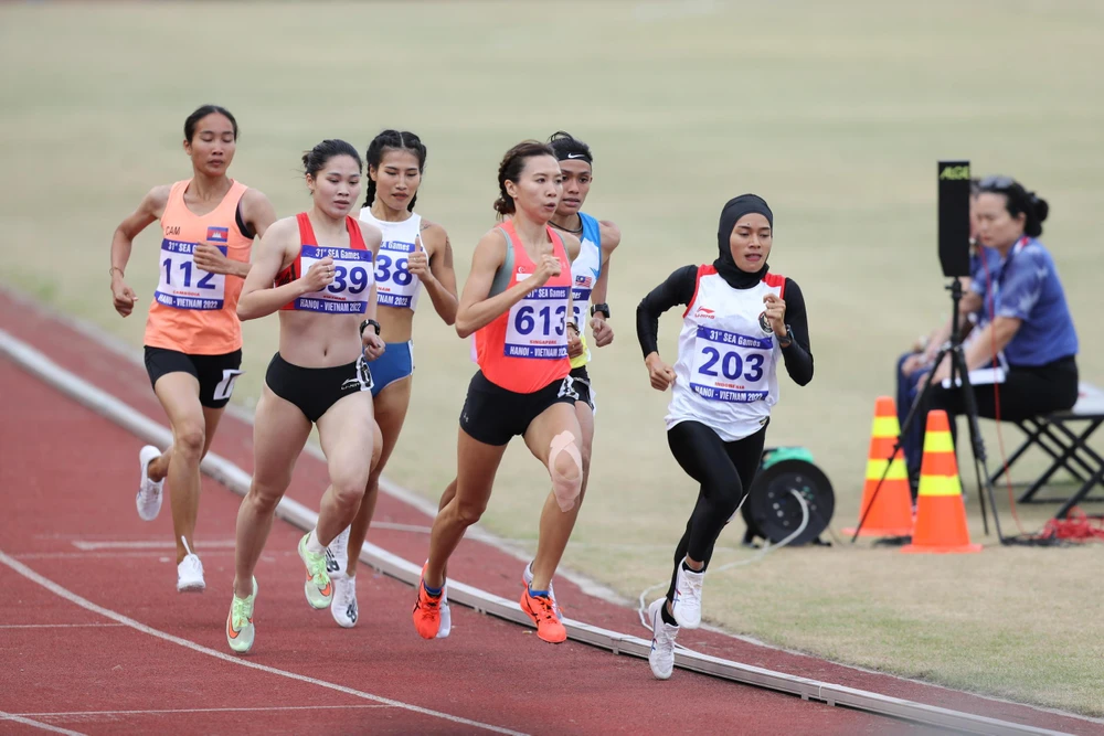 Các VĐV bước vào đợt tăng tốc về đích. ẢNH: ANH PHƯƠNG