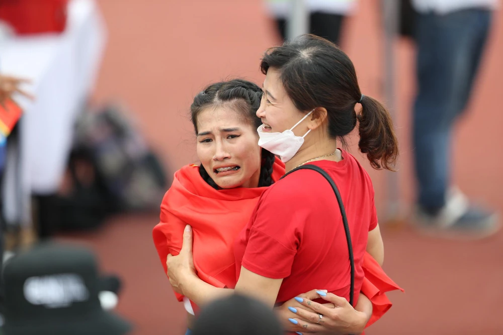 Cô gái sinh năm 1997 người Phúc Thọ - Hà Nội Phương Anh giành HCV vội vã chạy đến chia vui với HLV của mình.