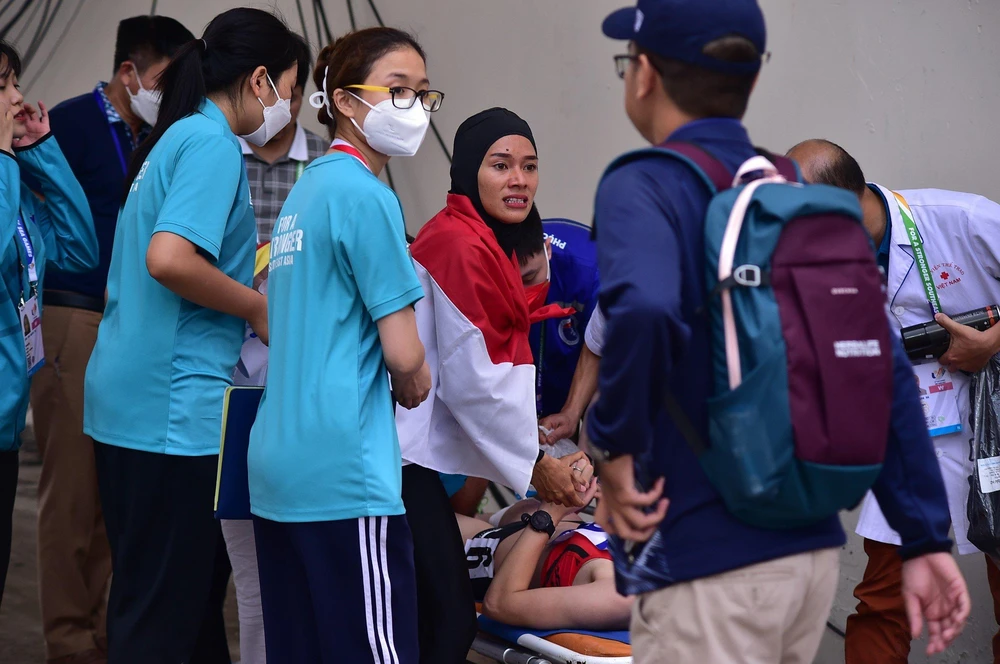 VĐV người Indonesia giành HCB chạy đến thăm hỏi và động viên Bích. Trước đó Phương Anh cũng đã chạy lại hỏi thăm đồng đội của mình ngay trên đường pitch.