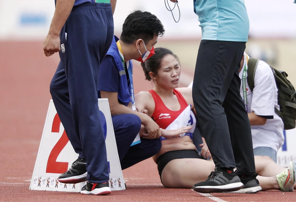 Đinh Thị Bích đau đớn sau cú té ngã, phải rời sân trên cáng cứu thương.