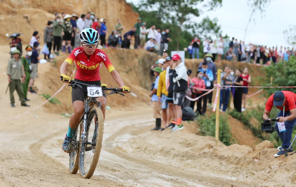 Nữ tay đua người Hòa Bình xuất sắc vượt lên dẫn đầu sau vòng đua thứ 1. ẢNH: ANH ĐỒNG