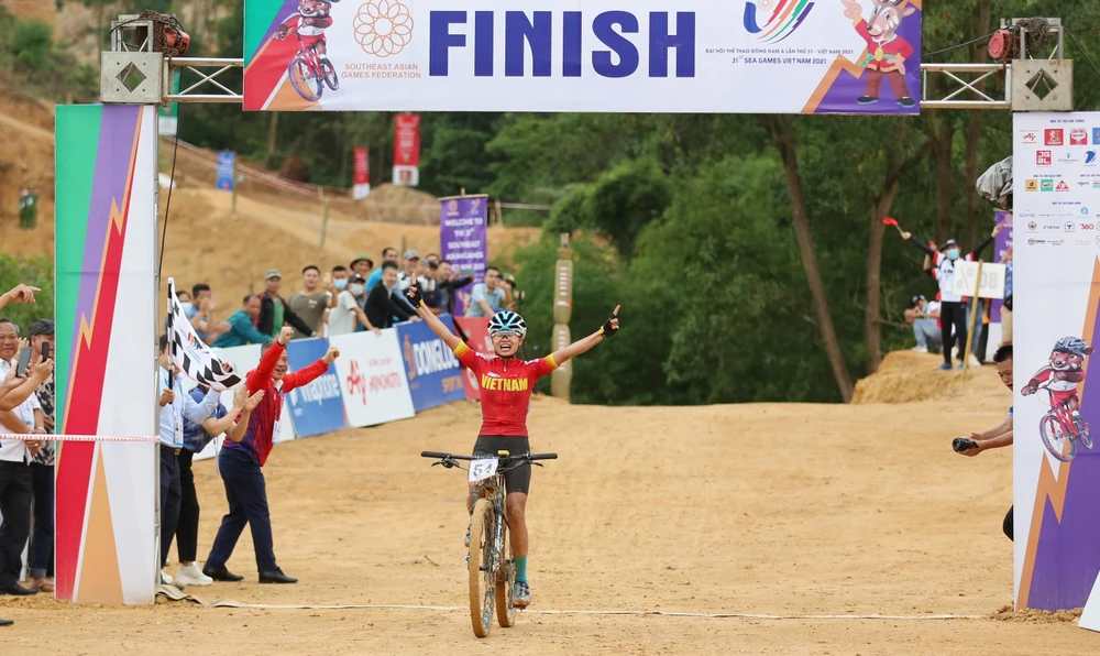 Quỳnh vỡ òa vui sướng sau khi bảo vệ thành công chiếc HCV xe đạp địa hình nữ. ẢNH: ANH ĐỒNG