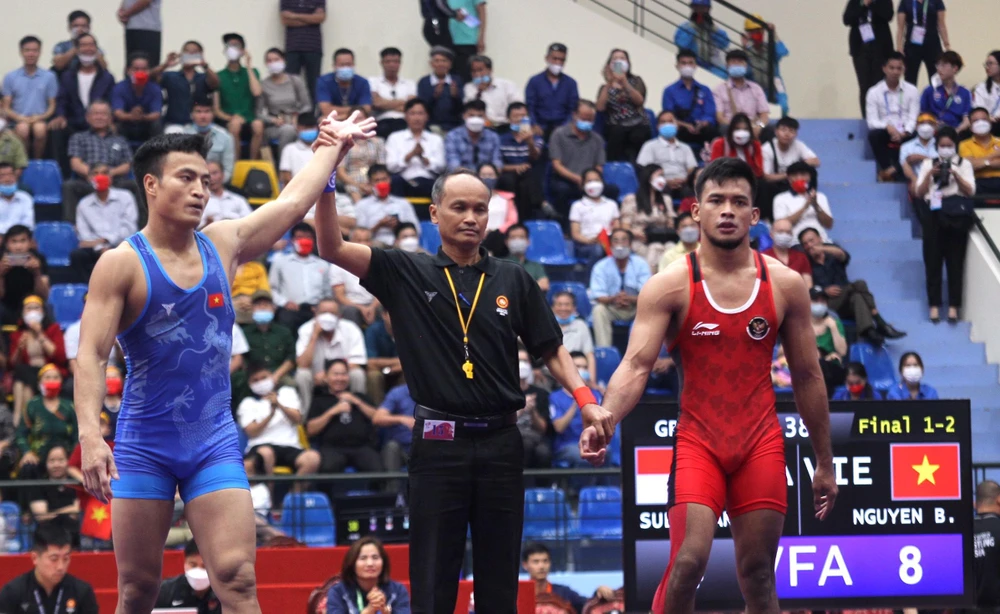 Trọng tài tuyên bố Nguyễn Bá Sơn giành chức vô địch hạng 77 kg. ẢNH: QUÝ LƯỢNG