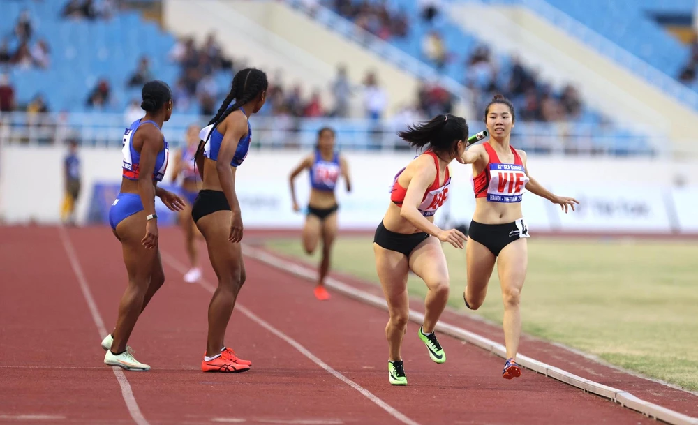 Đến lượt Nguyễn Thị Huyền nhận gậy từ Hằng...