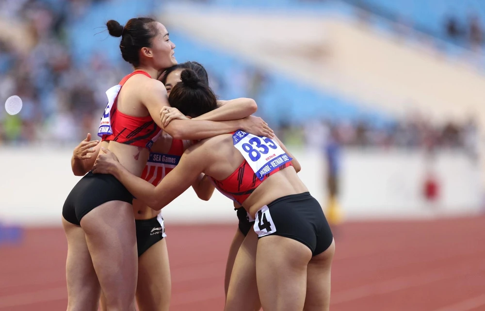 Bộ tứ tiếp sức nữ bảo vệ thành công danh hiệu vô địch tại 4 kỳ SEA Games liên tiếp. ẢNH: ANH PHƯƠNG