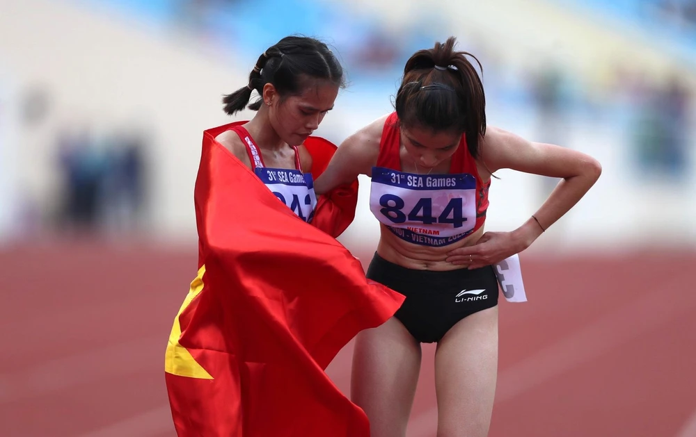 HCV Phạm Thị Hồng Lệ và đồng đội Lò Thị Thanh kiểm tra giày sau đợt chạy chung kết 10.000 m nữ. ẢNH: ANH PHƯƠNG HCV Phạm Thị Hồng Lệ và đồng đội Lò Thị Thanh kiểm tra giày sau đợt chạy chung kết 10.000 m nữ. ẢNH: ANH PHƯƠNG