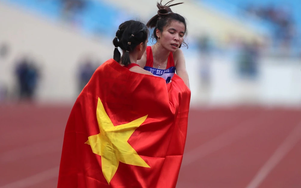 Nhà vô địch Hồng Lệ động viên đồng nghiệp sau đợt đua chung kết. ẢNH: ANH PHƯƠNG Nhà vô địch Hồng Lệ động viên đồng nghiệp sau đợt đua chung kết. ẢNH: ANH PHƯƠNG