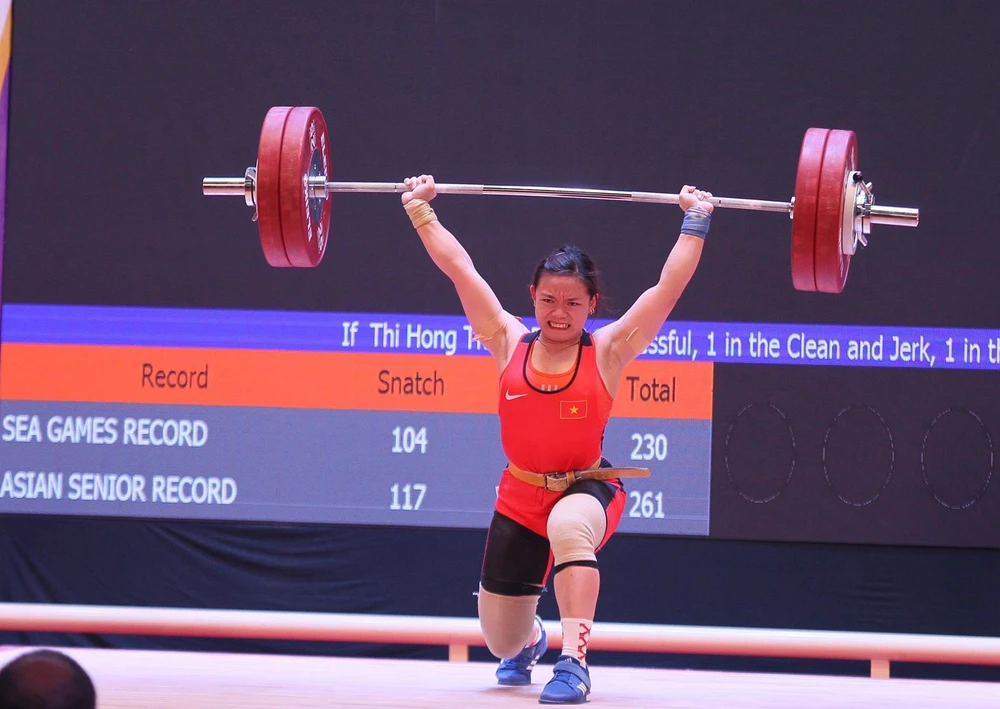 Nữ lực sĩ Phạm Thị Hồng Thanh nỗ lực chinh phục 130 kg cử đẩy. Ảnh: QUÝ LƯỢNG Nữ lực sĩ Phạm Thị Hồng Thanh nỗ lực chinh phục 130 kg cử đẩy. Ảnh: QUÝ LƯỢNG