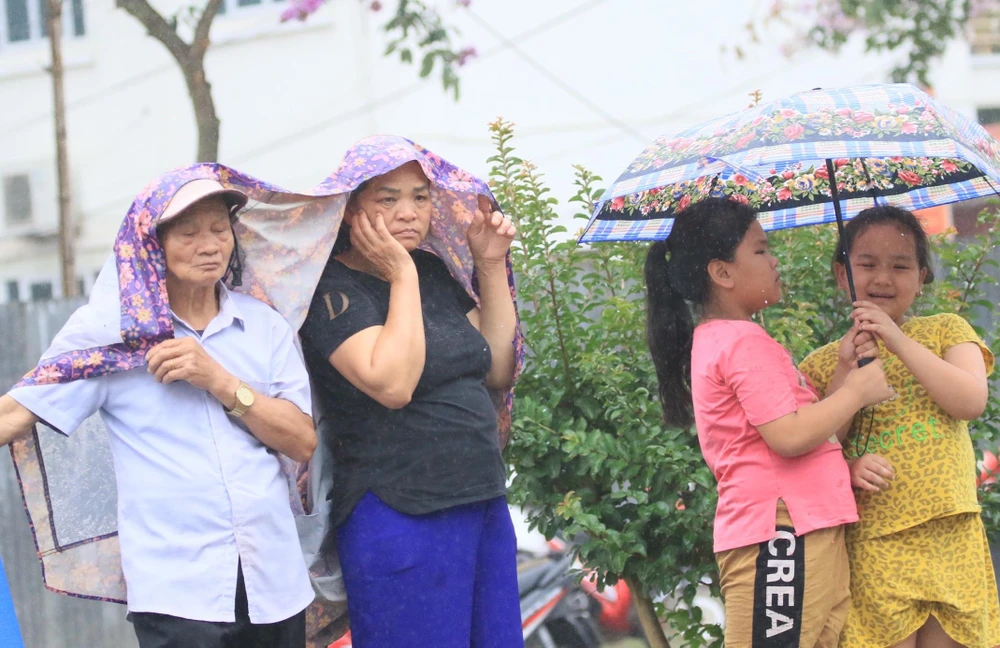 Từ khán giả lớn tuổi đến những em thiếu nhi...