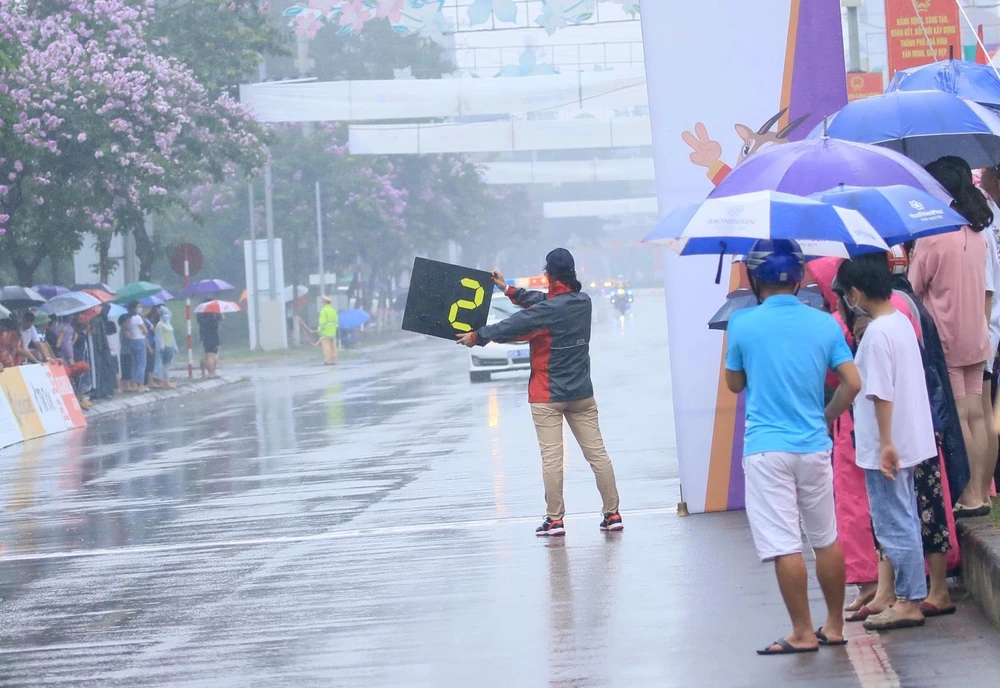 Trọng tài báo hiệu các tay đua còn hai vòng nữa kết thúc chặng đấu. Trong lúc đó, một nhóm bốn tay đua quyết định tăng tốc, tạo thành nhóm dẫn đầu lao nhanh về đích.