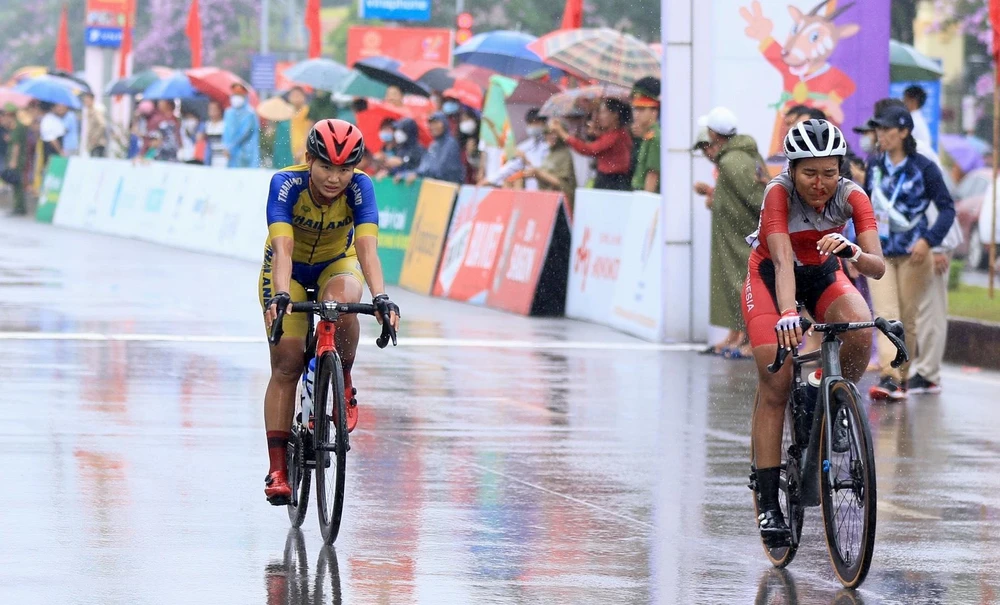 Bị kẹt lại ở nhóm sau, "kỳ phùng địch thủ" Maneephan Jutatip (trái) không có cạnh tranh nước rút với tay đua nữ số 1 Việt Nam.