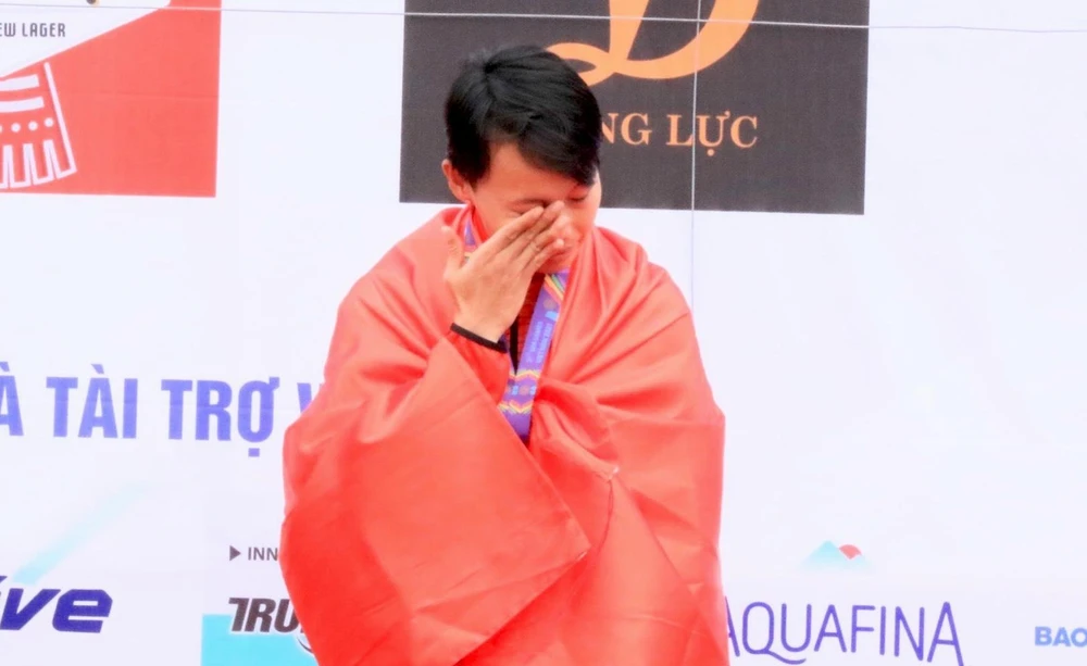 Dù rất cứng cỏi và bản lĩnh trên đường đua nhưng Nguyễn Thị Thật cũng không kìm được sự xúc động sau khi giành chiếc HCV đua xe đạp ngay trên sân nhà Việt Nam.