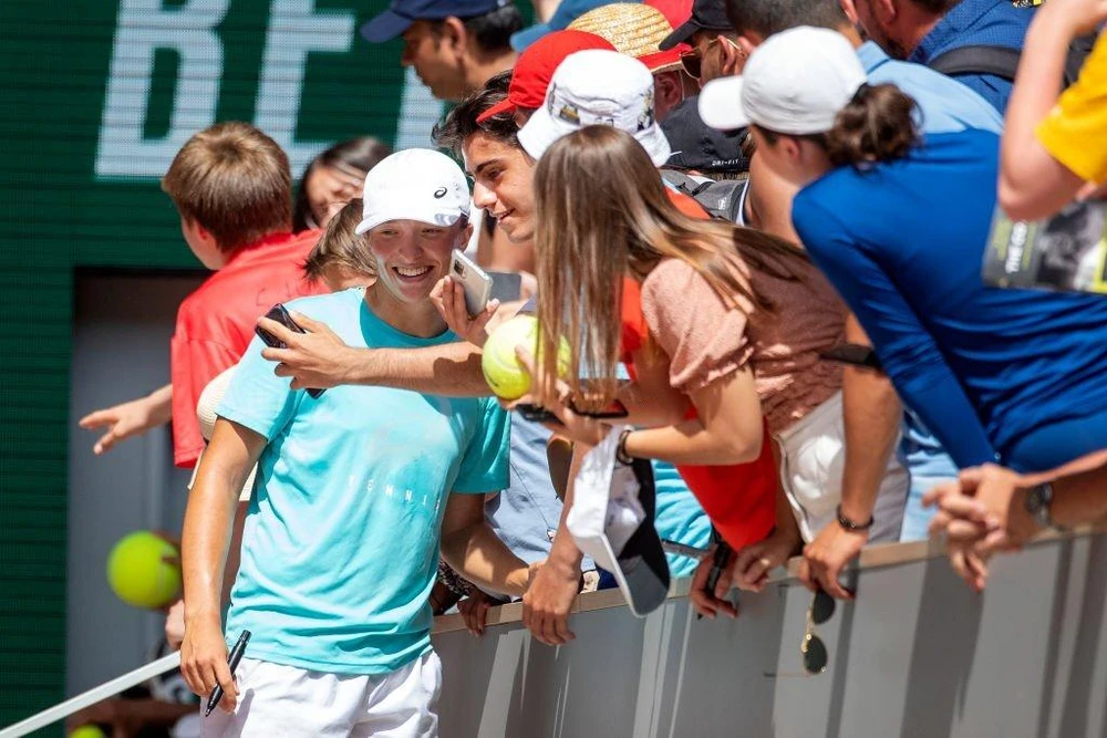 Iga Swiatek giao lưu với người hâm mộ Pháp. Ảnh: GETTY