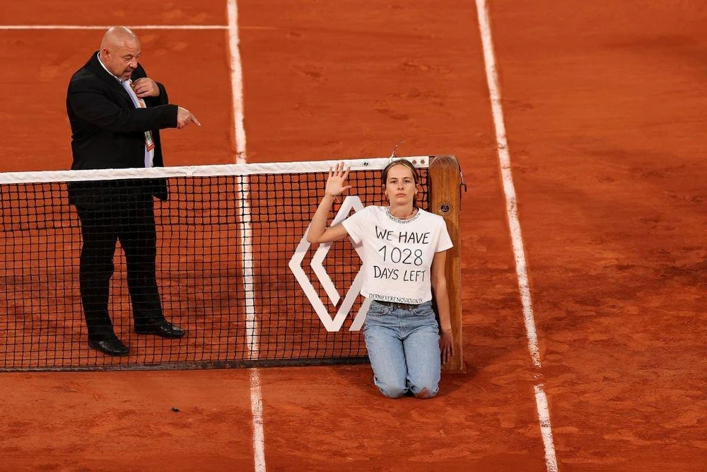 Nữ CĐV gây sốc với hành động tự cột cổ vào lưới. Ảnh: GETTY