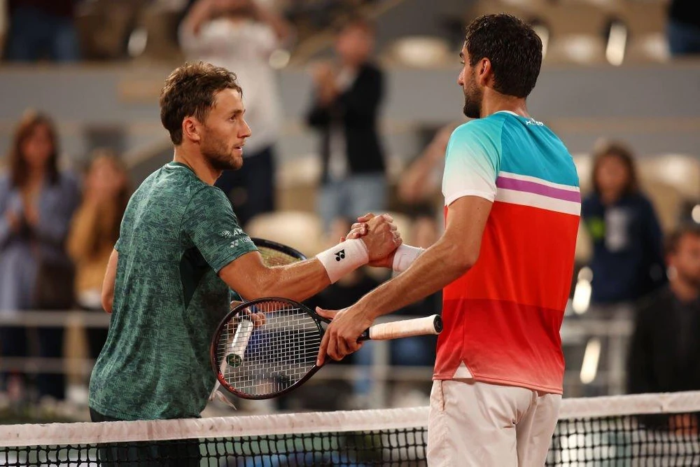 Casper Ruud và Marin Cilic bắt tay sau trận bán kết. Ảnh: GETTY